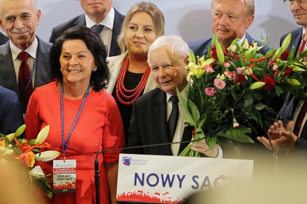 Na zdj. prezes Prawa i Sprawiedliwości Jarosław Kaczyński (2P) i posłanka Anna Paluch (2L) podczas konwencji PiS / 	Grzegorz Momot    /PAP