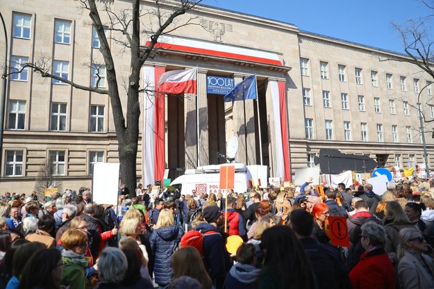 Na zdj. protestujący przed siedzibą MEN /Rafał Guza /PAP