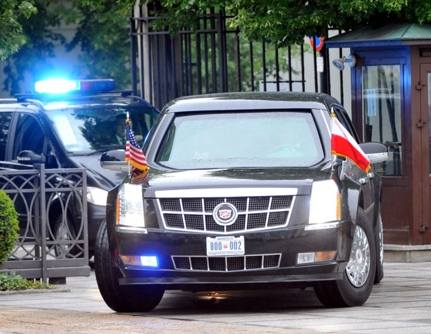 Na zdj.: Samochód "Bestia" – Cadillac One z prezydentem Stanów Zjednoczonych Barackiem Obamą wjeżdża na dziedziniec Belwederu /Bartłomiej Zborowski /PAP