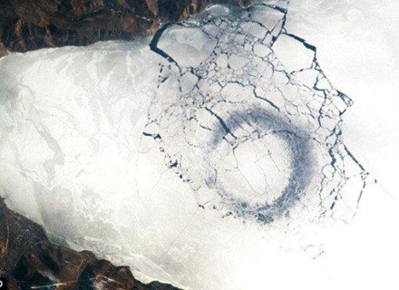 Na zdj. Satelitarne zdjęcia Bajkału z tajemniczymi kręgami w lodzie /Archiwum