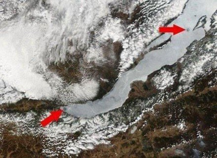 Na zdj. Satelitarne zdjęcia Bajkału z tajemniczymi kręgami w lodzie /Archiwum