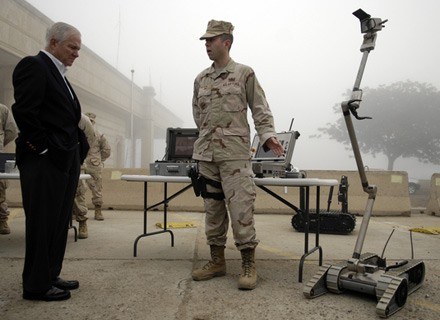 Na zdj. sekretarz obrony US, Robert Gates podczas pobytu w Iraku ogląda jednego z robotów. /AFP