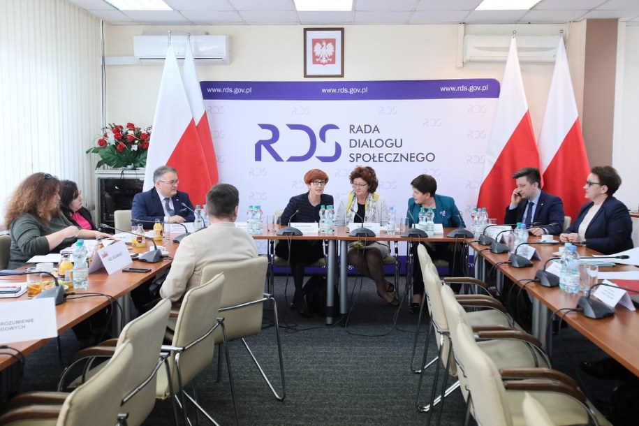 Na zdj. sekretarz stanu w Kancelarii Prezydenta Andrzej Dera (3L), szef KPRM Michał Dworczyk (2P), przewodnicząca RDS, przewodnicząca Forum Związków Zawodowych Dorota Gardias (C), minister rodziny, polityki społecznej Elżbieta Rafalska (C-L), wicepremier Beata Szydło (C-P) oraz minister edukacji Anna Zalewska (P) w Centrum Partnerstwa Społecznego „Dialog” w Warszawie