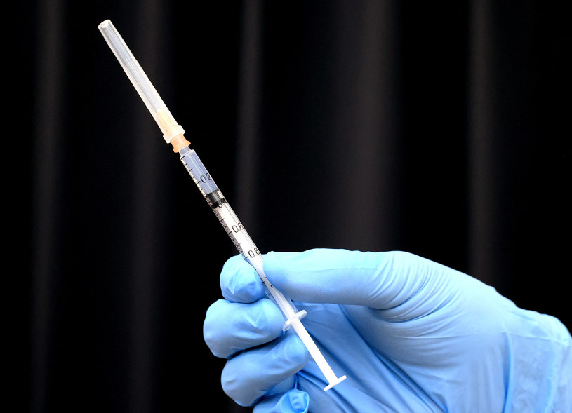 Na zdj. strzykawka ze szczepionką przeciw COVID-19 w Tokio /YOSHIKAZU TSUNO / POOL /AFP