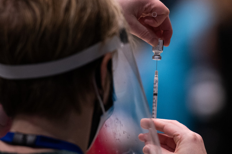 Na zdj. szczepienie preparatem firm Pfizer/BioNTech /GRANT HINDSLEY /AFP