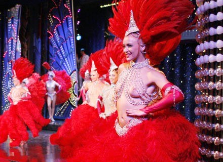 Na zdj. Tancerki kabaretu Moulin Rouge na scenie, Paryż, wrzesień 2009 /AFP