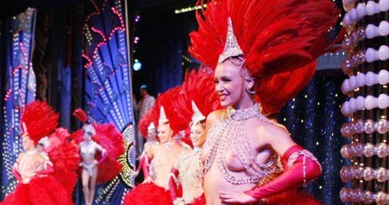 Na zdj. Tancerki kabaretu Moulin Rouge na scenie, Paryż, wrzesień 2009 /AFP