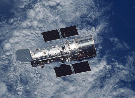 Na zdj. teleskop kosmiczny Hubble, poruszający się po orbicie okołoziemskiej. /AFP