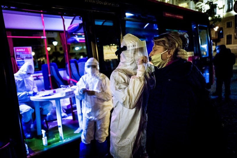 Na zdj. testowanie na Słowacji /Vladimir Simicek / AFP /AFP
