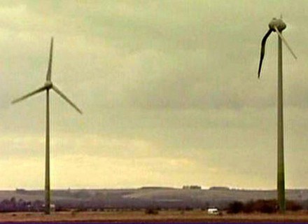 Na zdj. turbina wiatrowa pod Conisholme uszkodzona przez latający obiekt o biologicznej formie /MWMedia