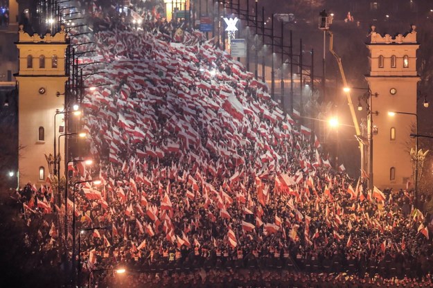 Na zdj. uczestnicy marszu, zorganizowanego przez Stowarzyszenie Marsz Niepodległości przechodzą przez Most Poniatowskiego w Warszawie /Leszek Szymański /PAP