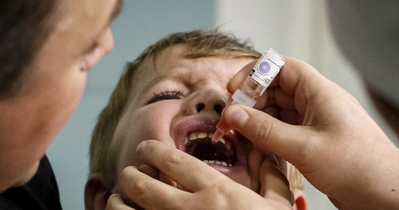 Na zdj. ukraiński chłopiec przyjmujący doustną szczepionkę przeciw polio (2015 rok) /Agencja FORUM