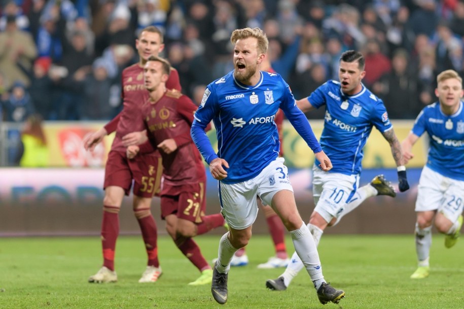 Na zdj. zawodnik Lecha Poznań Christian Gytkjaer (C) cieszy się z gola podczas meczu piłkarskiej ekstraklasy z Legią Warszawa /Jakub Kaczmarczyk /PAP