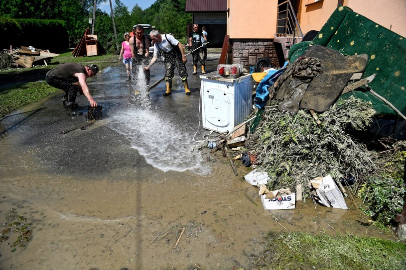 Na zdj. zniszczenia w Trzcinicy koło Jasła /Darek Delmanowicz /PAP