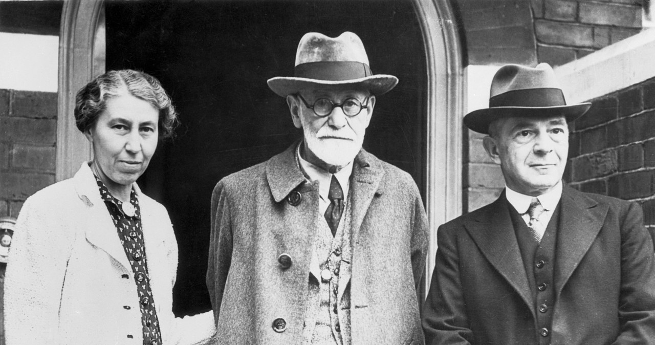 Na zdj. Zygmunt Freud z córką i dr. Ernestem Jonesem /Bettmann / Contributor /Getty Images