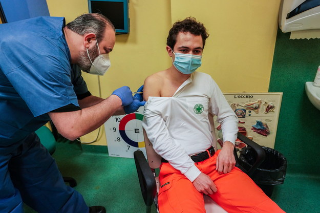 Na zdjęcia szczepienia przeciw Covid-19 w szpitalu w Turynie /Tino Romano /PAP/EPA