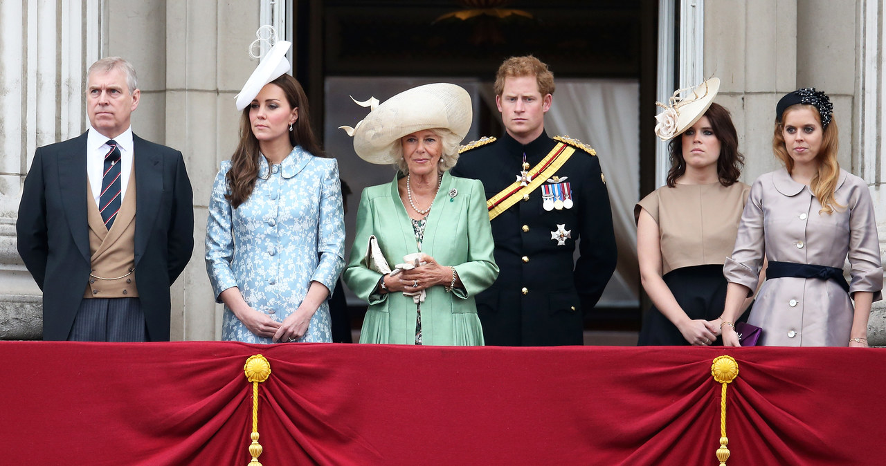 Na zdjęciach często można zauważyć z jakim dystansem księżniczki Beatrycze i Eugenia traktują Kate /Chris Jackson /Getty Images