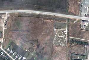 Na zdjęciach satelitarnych widać duże skupisko grobów niedaleko Mariupola