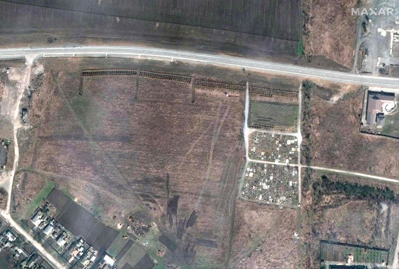 Na zdjęciach satelitarnych widać masowe groby twierdzi amerykańska firma Maxar Technologies /MAXAR TECHNOLOGIES HANDOUT /East News