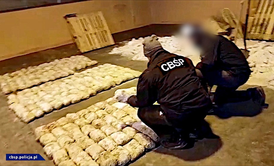 Na zdjęciach udostępnionych 8 marca 2020 przez CBŚP, paczki z heroiną z udaremnionego przemytu /foto. CBŚP /PAP