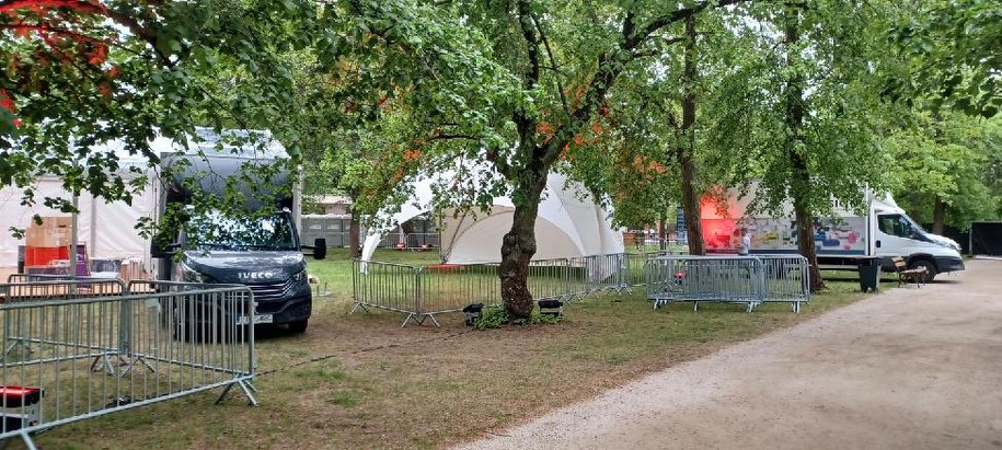 Na zdjęciach widać, że samochody jeździły po trawnikach i blisko drzew /Gorąca Linia RMF FM