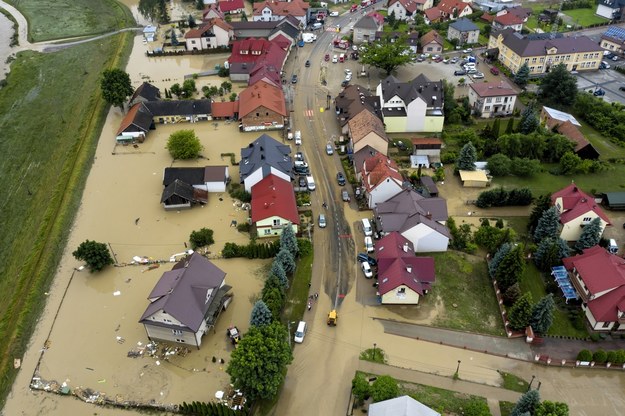 Na zdjęciach z lotu ptaka zalania w Łapanowie koło Wieliczki /Darek Delmanowicz /PAP