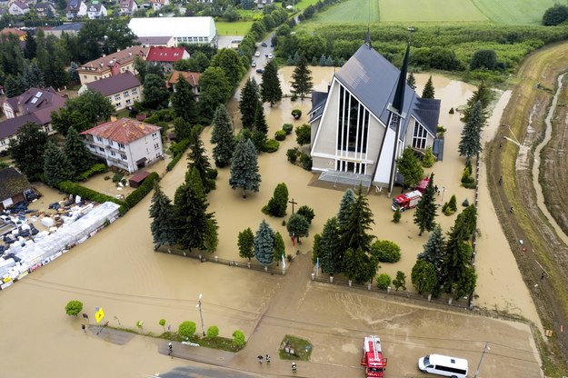 Na zdjęciach z lotu ptaka zalania w Łapanowie koło Wieliczki /Darek Delmanowicz /PAP