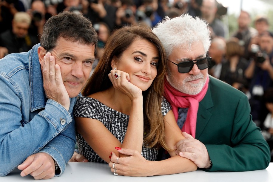 Na zdjęciu Antonio Banderas, Penelope Cruz i Pedro Almodovar /SEBASTIEN NOGIER  /PAP/EPA