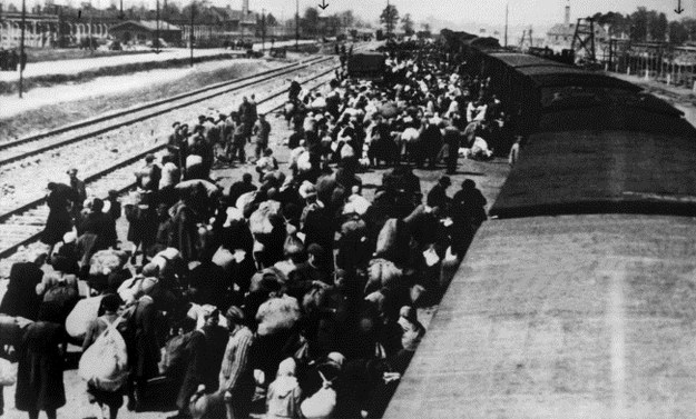 Na zdjęciu archiwalnym o nieustalnej dacie transport więźniów z Węgier po przyjeździe na teren obozu koncentracyjnego KL Auschwitz-Birkenau /PAP/Reprodukcja /PAP