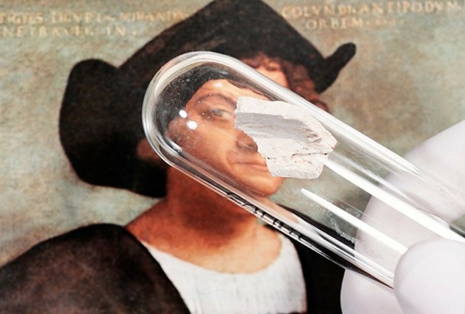 Na zdjęciu archiwalnym próbka z fragmentem domniemanych szczątków Krzysztofa Kolumba /Science Photo Library /East News