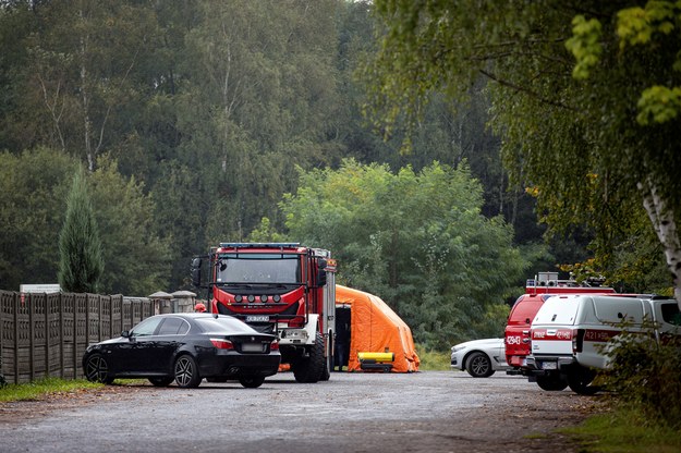 Na zdjęciu archiwalnym służby przed miejskim cmentarzem przy ulicy Jana Pawła II w Trzebini, gdzie w wyniku osunięcia się ziemi uszkodzeniu uległo kilkadziesiąt grobów /	Łukasz Gągulski /PAP