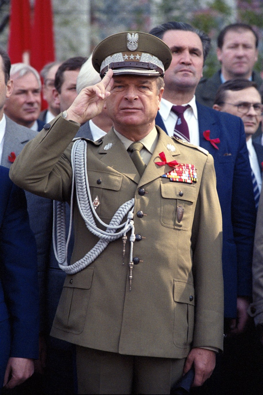 Na zdjęciu archiwalnym z 01.05.1984 r. minister spraw wewnętrznych gen. Czesław Kiszczak (C) w trakcie obchodów Święta Pracy w Warszawie /PAP/Grzegorz Rogiński /PAP