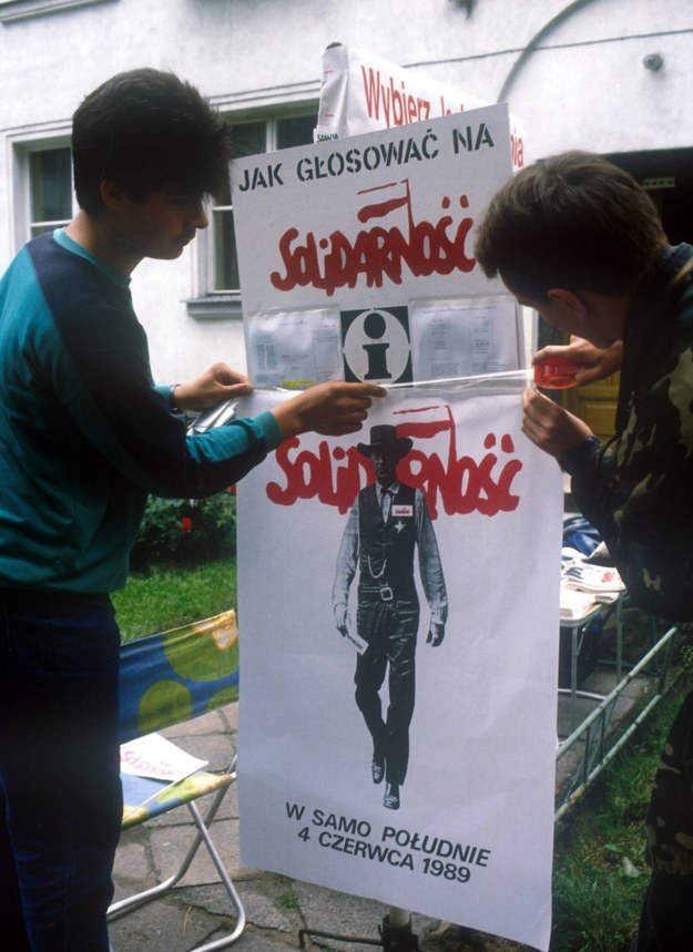 Na zdjęciu archiwalnym z 04.06.1989 r. plakat wyborczy Solidarności "W samo południe 4 czerwca 1989" w punkcie wyborczym przy ul. Stanisława Wyspiańskiego na Żoliborzu /Jan Morek /PAP