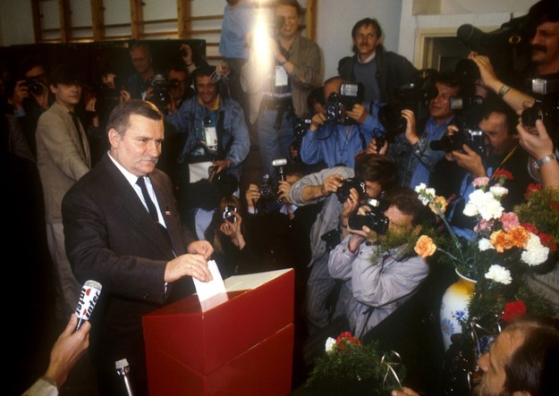 Na zdjęciu archiwalnym z 04.06.1989 r. przewodniczący Krajowej Komisji Wykonawczej NSZZ Solidarność Lech Wałęsa w trakcie wyborów do Sejmu Kontraktowego /Jan Bogacz /PAP