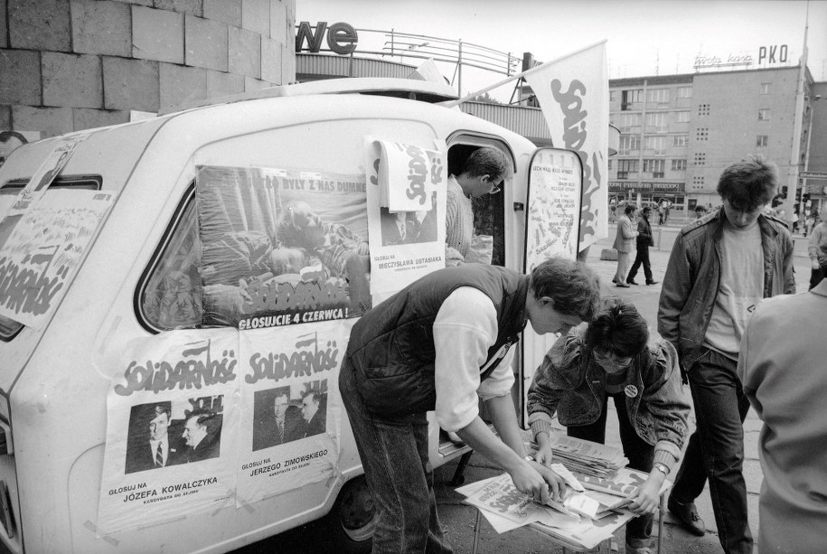 Na zdjęciu archiwalnym z 04.06.1989 r. punkt informacyjny Solidarności przed lokalem Obwodowej Komisji Wyborczej w Szczecinie /Jerzy Undro /PAP