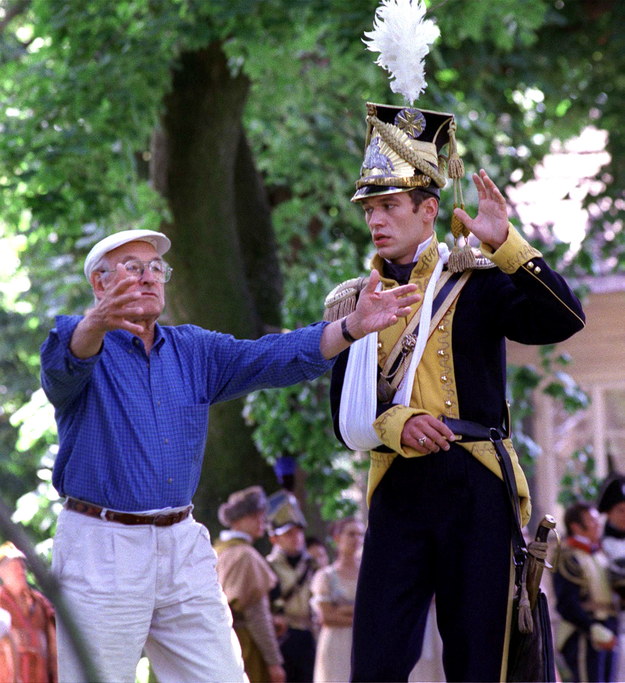 Na zdjęciu archiwalnym z 04.08.1998 r. reżyser Andrzej Wajda i odtwórca tytułowej roli Michał Żebrowski w trakcie realizacji zdjęć do "Pana Tadeusza", w Turowej Woli /Jacek Turczyk /PAP