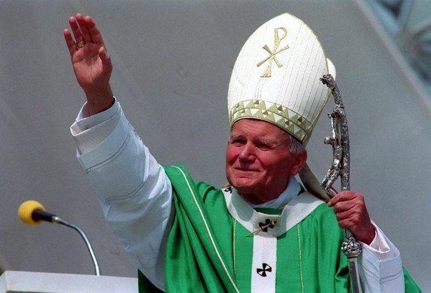 Na zdjęciu archiwalnym z 05.06.1999, papież Jan Paweł II pozdrawia wiernych zgromadzonych w Gdańsku podczas VII pielgrzymki do Polski /Janusz Mazur /PAP