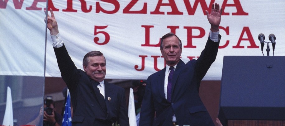 Na zdjęciu archiwalnym z 05.07.1992 roku prezydent USA George H.W. Bush (P) i prezydent RP Lech Wałęsa (L) w Warszawie /PAP