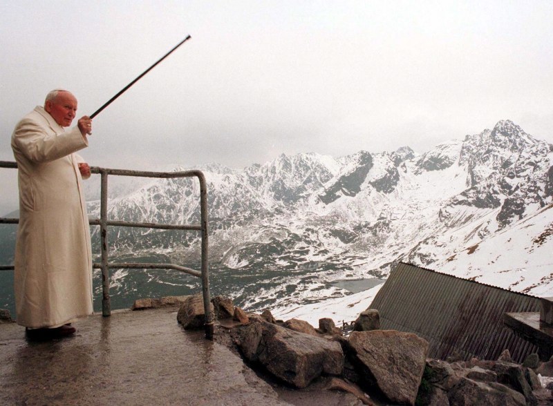 Na zdjęciu archiwalnym z 06.06.1997, papież Jan Paweł II na Kasprowym Wierchu podczas VI pielgrzymki do Polski /Radek Pietruszka /PAP