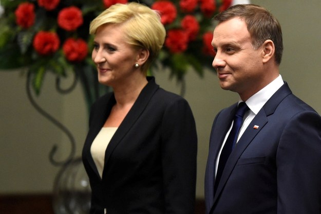 Na zdjęciu archiwalnym z 06.08.2015 r. Andrzej Duda z żoną Agatą Kornhauser-Dudą podczas uroczystości zaprzysiężenia przed Zgromadzeniem Narodowym. /Radek Pietruszka /PAP