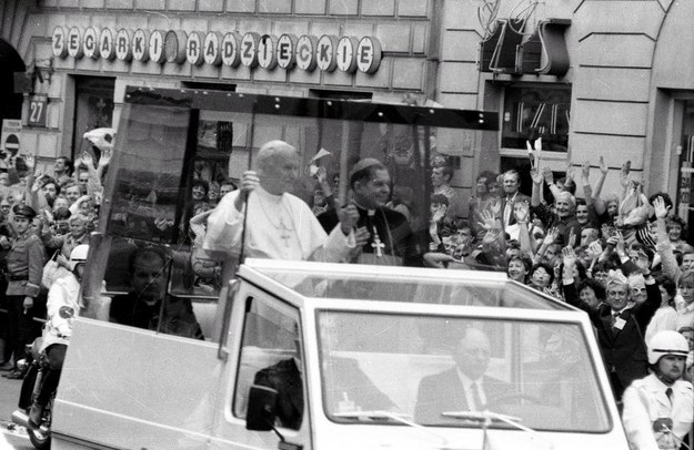 Na zdjęciu archiwalnym z 08.06.1987, papież Jan Paweł II (C) błogosławi z papamobile warszawiaków zgromadzonych tłumnie wzdłuż Nowego Światu /Sławomir Wojno /PAP
