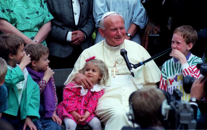 Na zdjęciu archiwalnym z 09.06.1991, papież Jan Paweł II podczas spotkania z grupą dzieci w siedzibie Sekretariatu Konferencji Episkopatu Polski w Warszawie, podczas IV pielgrzymki do Polski /Janusz Mazur /PAP