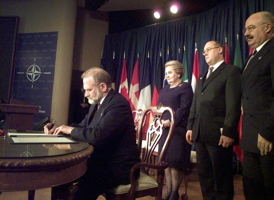 Na zdjęciu archiwalnym z 12.03.1999 roku, minister spraw zagranicznych Polski Bronisław Geremek podpisuje dokumenty akcesyjne członkostwa Polski w NATO, w Bibliotece Trumana w Independence w Stanach Zjednoczonych /CLIFF SCHIAPPA  /PAP/EPA