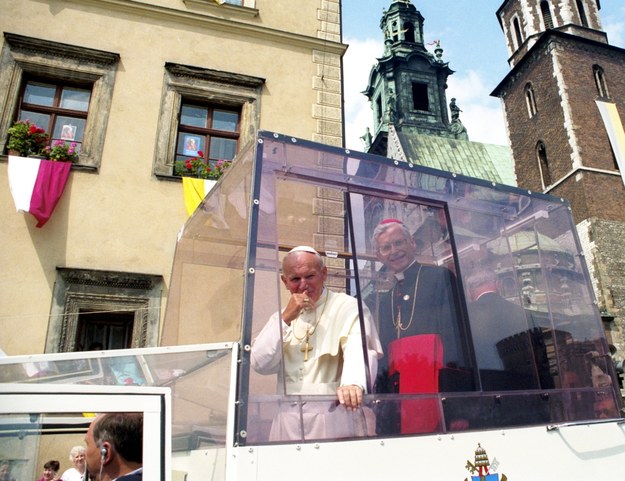 Na zdjęciu archiwalnym z 13.08.1991 r. metropolita krakowski kardynał Franciszek Macharski (P) obok papieża Jana Pawła II, w czasie IV pielgrzymki papieża do Polski. /PAP/Jan Morek /PAP