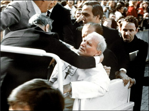 Na zdjęciu archiwalnym z 13 maja 1981 r. Ojciec Święty Jan Paweł II postrzelony przez Ali Agcę podczas zamachu na placu Świętego Piotra w Watykanie /PAP/EPA
