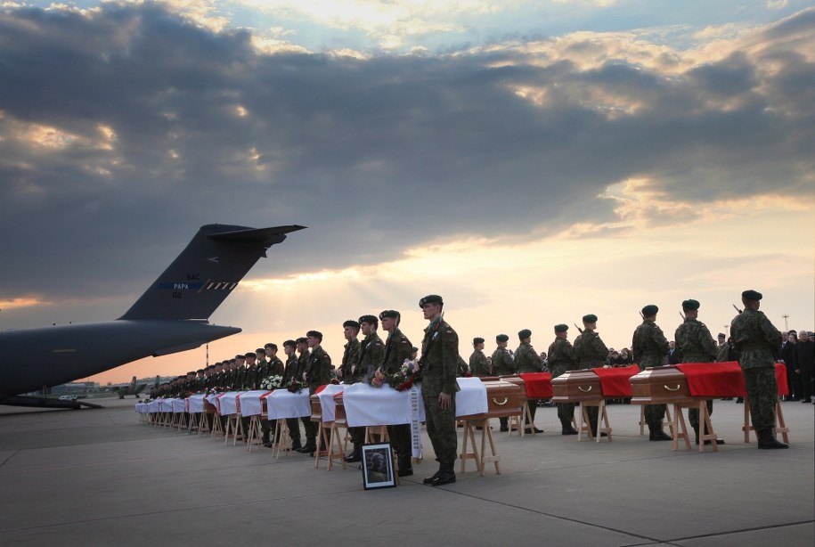 Na zdjęciu archiwalnym z 15.04.2010 r. trumny z ciałami 34 ofiar katastrofy smoleńskiej /Paweł Supernak /PAP