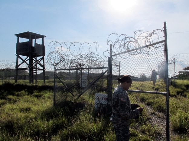 Na zdjęciu archiwalnym z 16.07.2014 r. płot z drutem kolczastym i wieżyczka strażnicza w amerykańskim więzieniu Guantanamo znajdującym się na terenie bazy Marynarki Wojennej Stanów Zjednoczonych w Zatoce Guantanamo na Kubie. /Inga Czerny  /PAP