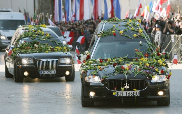 Na zdjęciu archiwalnym z 18.04.2010 r. trumny z ciałami prezydenta Lecha Kaczyńskiego i jego żony Marii Kaczyńskiej /Radek Pietruszka /PAP