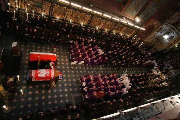 Na zdjęciu archiwalnym z 18.04.2010 r. uroczystości pogrzebowe prezydenta Lecha Kaczyńskiego i jego żony Marii Kaczyńskiej w bazylice Mariackiej na Rynku Głównym w Krakowie /Radek Pietruszka /PAP