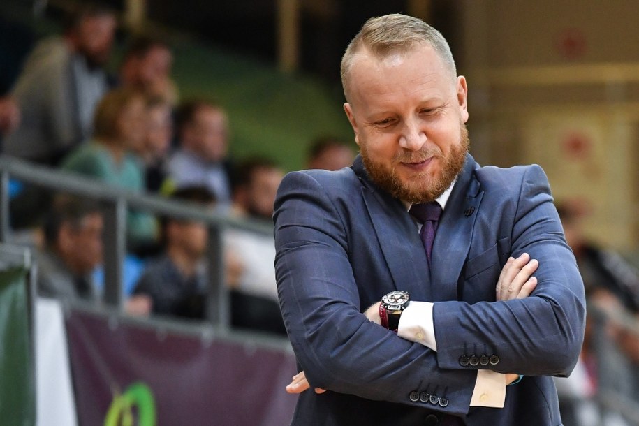 Na zdjęciu archiwalnym z 19.01.2020 r.: trener Maros Kovacik podczas finałowego meczu Suzuki Pucharu Polski koszykarek: CCC Polkowice - Arka Gdynia w Lublinie. /Wojtek Jargiło /PAP